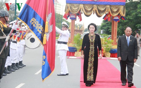 រូបភាពនៃដំណើរទស្សនកិច្ចជាផ្លូវការនៅព្រះរាជាណាចក្រកម្ពុជារបស់ប្រធានរដ្ឋសភាវៀតណាម - ảnh 3